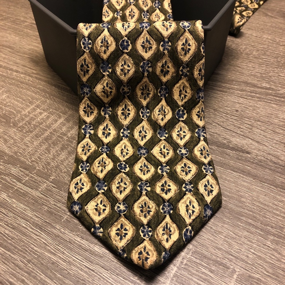Geoffrey Beene Green and Cream Pattern Tie